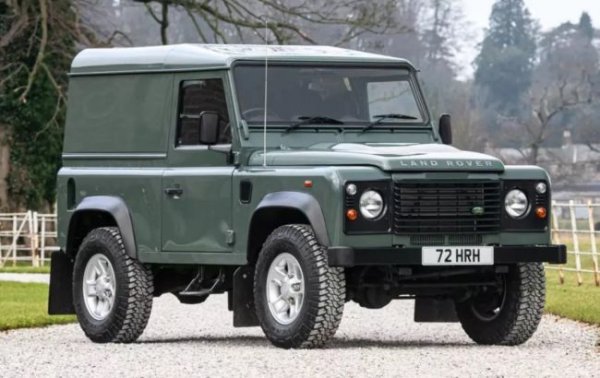 Land Rover Defender короля Британії продадуть на аукціоні
Land Rover Defender короля Британії продадуть на аукціоні