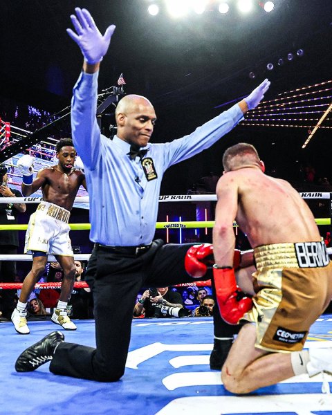 Берінчик програв Девісу технічним нокаутом та втратив пояс WBO: фото і відео
Берінчик програв Девісу технічним нокаутом та втратив пояс WBO: фото і відео
