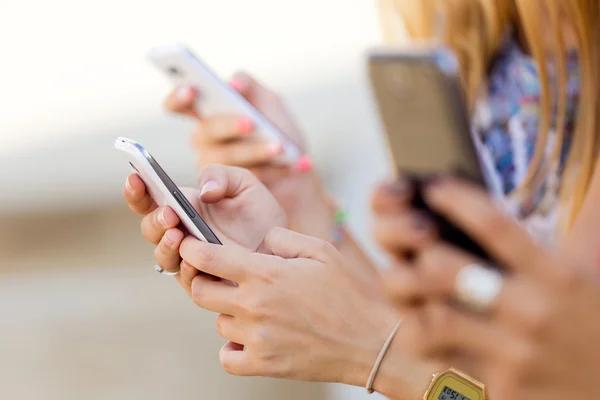 Мировые поставки смартфонов выросли на 6,4% в 2024 году
Мировые поставки смартфонов выросли на 6,4% в 2024 году
