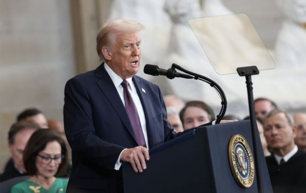 Трамп розпочав нову торгову війну: якими будуть наслідки для світу та України
Трамп розпочав нову торгову війну: якими будуть наслідки для світу та України