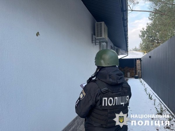 На Київщині внаслідок атаки російських "шахедів" пошкоджено приватний будинок і автівки
На Київщині внаслідок атаки російських "шахедів" пошкоджено приватний будинок і автівки