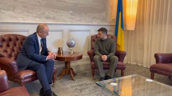 Зеленский на пути в США встретился с премьером Ирландии в аэропорту по пути в США Зеленский на пути в США встретился с премьером Ирландии в аэропорту по пути в США