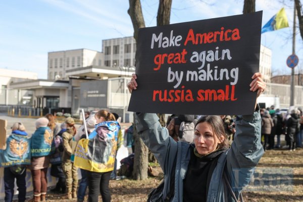 У Києві під посольством США пройшла акція родин полонених українців
У Києві під посольством США пройшла акція родин полонених українців