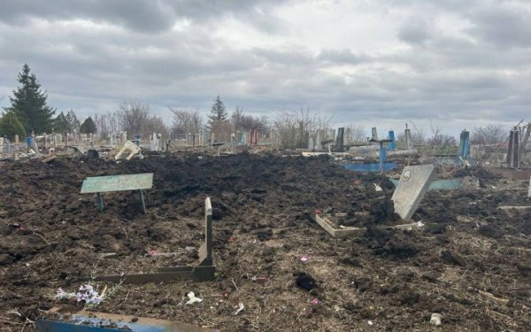 Росіяни вдарили ФАБами по Куп’янську, потрапили по кладовищу
Росіяни вдарили ФАБами по Куп’янську, потрапили по кладовищу