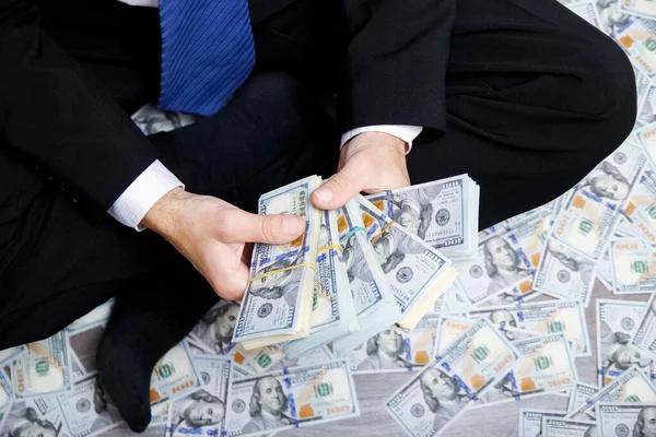 В Украине более 3 тысяч украинцев — официальные «миллионеры»
В Украине более 3 тысяч украинцев — официальные «миллионеры»
