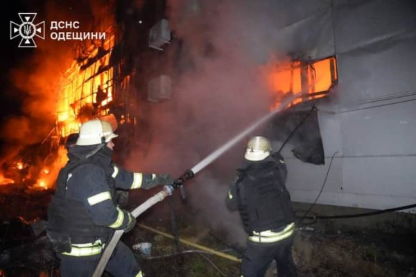 Спасатели показали последствия массированной российской атаки БпЛА в Одессу Спасатели показали последствия массированной российской атаки БпЛА в Одессу