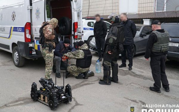 У Тернополі 14-річна школярка намагалася влаштувати теракт біля відділку поліції
У Тернополі 14-річна школярка намагалася влаштувати теракт біля відділку поліції