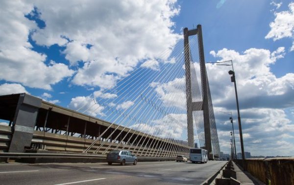 У Києві частково відновили рух для автівок Південним мостом
У Києві частково відновили рух для автівок Південним мостом