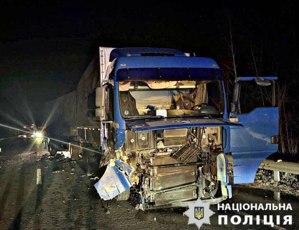 Смертельна ДТП під Києвом: водій легковика виїхав на зустрічну смугу і зіткнувся з вантажівкою
                                