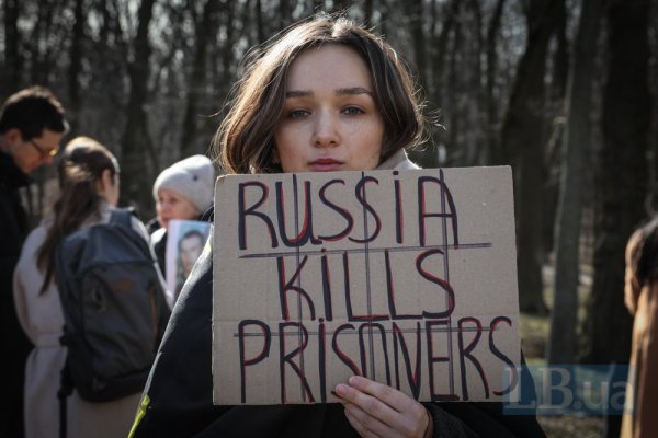У Києві під посольством США пройшла акція родин полонених українців
У Києві під посольством США пройшла акція родин полонених українців