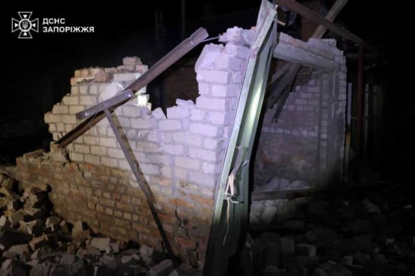 Спасатели показали последствия российской атаки дронов на Запорожье и район