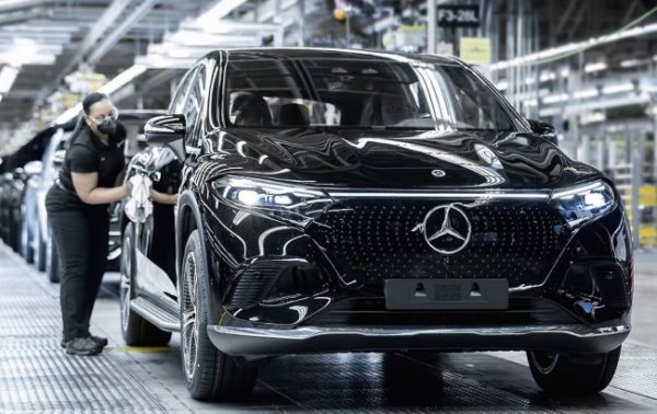 Mercedes-Benz пропонує своїм працівникам разову виплату у 500 тисяч євро: названа умова
Mercedes-Benz пропонує своїм працівникам разову виплату у 500 тисяч євро: названа умова