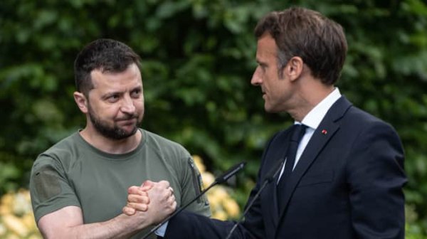 "Извини, Эмманюэль": Зеленский прервал брифинг из-за внезапного звонка Макрона "Извини, Эмманюэль": Зеленский прервал брифинг из-за внезапного звонка Макрона