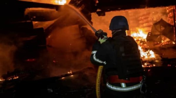 Из-за попадания вражеского дрона в Сумах произошло возгорание Из-за попадания вражеского дрона в Сумах произошло возгорание