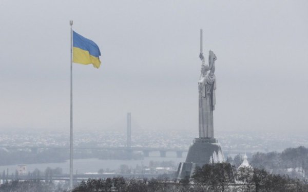 У Києві через погіршення погоди тимчасово приспустять найбільший прапор країни
У Києві через погіршення погоди тимчасово приспустять найбільший прапор країни