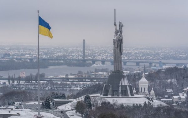 У Києві приспустили найбільший прапор України: що сталось
У Києві приспустили найбільший прапор України: що сталось