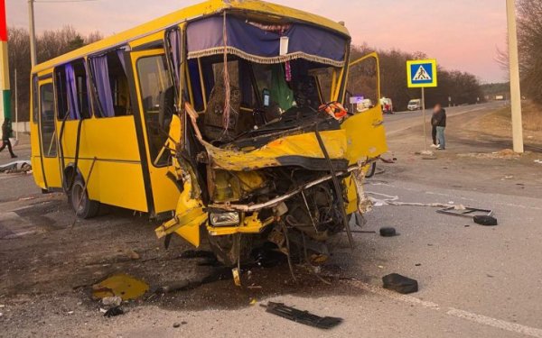 На Львівщині зіткнулись автобус і вантажівка, 1 загиблий та 16 травмованих, серед яких четверо дітей
На Львівщині зіткнулись автобус і вантажівка, 1 загиблий та 16 травмованих, серед яких четверо дітей