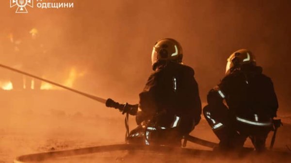 Оккупанты атаковали Одессу ударными БПЛА: бушевали масштабные пожары Оккупанты атаковали Одессу ударными БПЛА: бушевали масштабные пожары