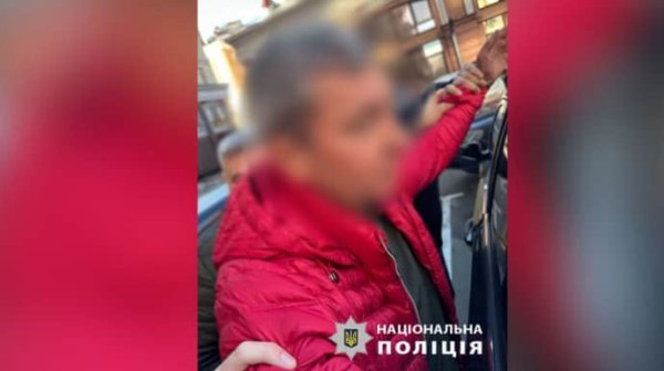 В Киеве стреляли в мужчину: он в тяжелом состоянии, нападавшего задержали В Киеве стреляли в мужчину: он в тяжелом состоянии, нападавшего задержали