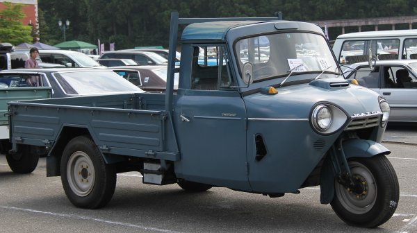 Триколісні автомобілі: для кого їх створювали та хто їх купував
Триколісні автомобілі: для кого їх створювали та хто їх купував