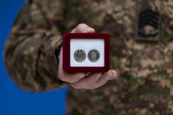 НБУ презентовал новую памятную монету, посвященную Нацгвардии (фото)
НБУ презентовал новую памятную монету, посвященную Нацгвардии (фото)