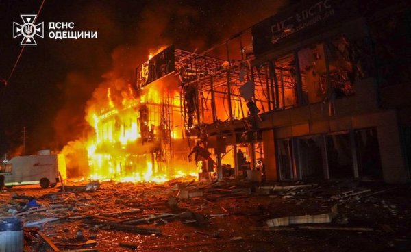 Росія масовано атакувала Одесу та район ударними безпілотниками. Поранені підлітки (оновлено)
Росія масовано атакувала Одесу та район ударними безпілотниками. Поранені підлітки (оновлено)