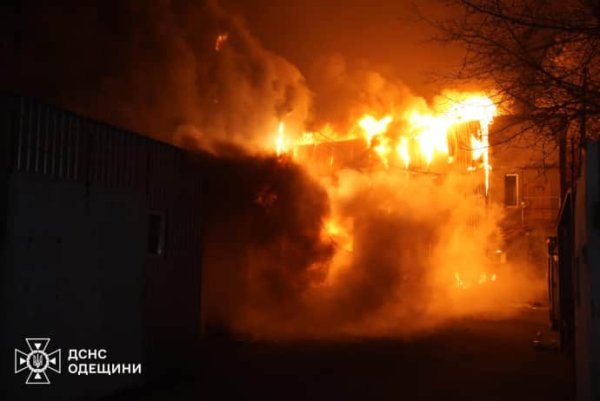 Оккупанты атаковали Одессу ударными БПЛА: бушевали масштабные пожары Оккупанты атаковали Одессу ударными БПЛА: бушевали масштабные пожары
