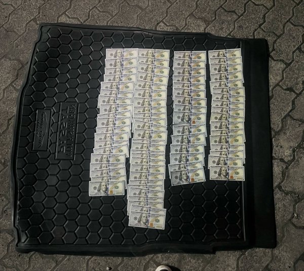 На Закарпатті інспектори митниці за $8000 планували переправити чоловіка до Угорщини
На Закарпатті інспектори митниці за $8000 планували переправити чоловіка до Угорщини