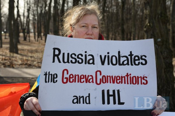 У Києві під посольством США пройшла акція родин полонених українців
У Києві під посольством США пройшла акція родин полонених українців