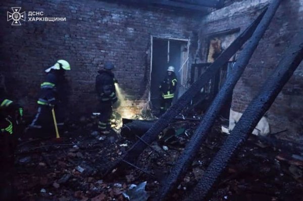 Враг дважды атаковал спасателей во время тушения пожара в Харьковской области Враг дважды атаковал спасателей во время тушения пожара в Харьковской области