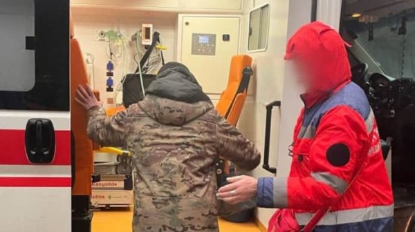 Мужчины, которые шли в Румынию через Карпаты, устали и вызвали пограничников Мужчины, которые шли в Румынию через Карпаты, устали и вызвали пограничников
