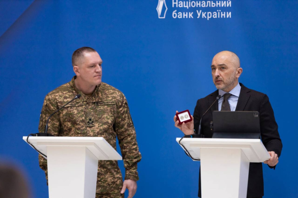 НБУ презентовал новую памятную монету, посвященную Нацгвардии (фото)
НБУ презентовал новую памятную монету, посвященную Нацгвардии (фото)