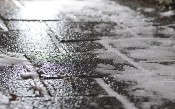 У понеділок на дорогах західних областей місцями буде ожеледиця
У понеділок на дорогах західних областей місцями буде ожеледиця