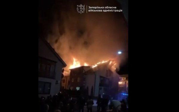 Росіяни вдарили по житловому будинку у Запоріжжі (оновлено)
Росіяни вдарили по житловому будинку у Запоріжжі (оновлено)