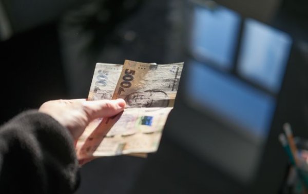 Українцям почали виплачувати підвищені пенсії за березень
Українцям почали виплачувати підвищені пенсії за березень