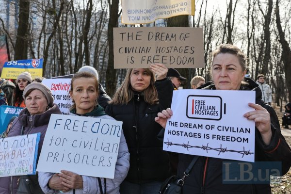 У Києві під посольством США пройшла акція родин полонених українців
У Києві під посольством США пройшла акція родин полонених українців