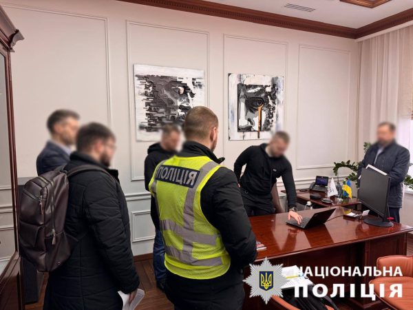 Правоохранители проводят обыски у ведущих фармпроизводителей Киева (фото)
Правоохранители проводят обыски у ведущих фармпроизводителей Киева (фото)