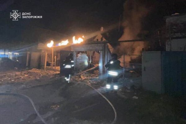 Спасатели показали последствия российской атаки дронов на Запорожье и район