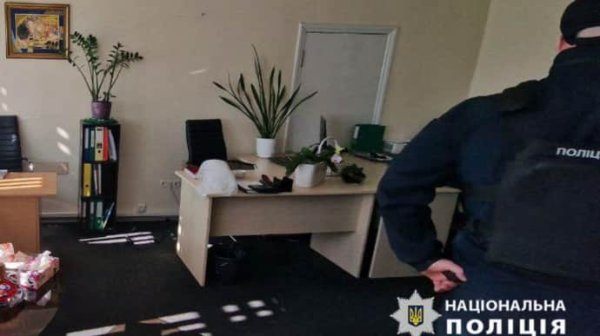 Полиция: Киевлянин устроил стрельбу в офисе, а потом прыгнул с моста Полиция: Киевлянин устроил стрельбу в офисе, а потом прыгнул с моста