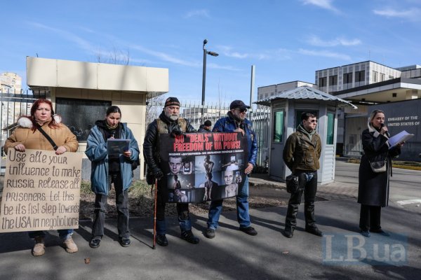 У Києві під посольством США пройшла акція родин полонених українців
У Києві під посольством США пройшла акція родин полонених українців