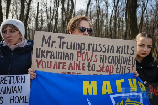 У Києві під посольством США пройшла акція родин полонених українців
У Києві під посольством США пройшла акція родин полонених українців