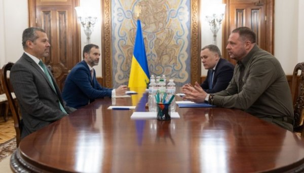 Єрмак обговорив із генсеком Міжнародної морської організації роботу «зернового коридору» в Чорному морі Єрмак обговорив із генсеком Міжнародної морської організації роботу «зернового коридору» в Чорному морі