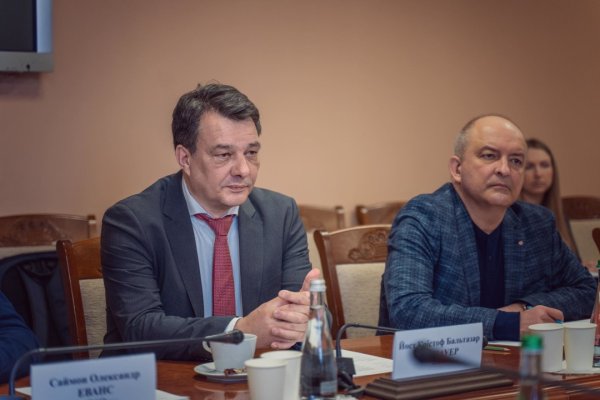 Директору департаменту ядерної безпеки ЄБРР показали ушкоджену арку укриття на Чорнобильській АЕС Директору департаменту ядерної безпеки ЄБРР показали ушкоджену арку укриття на Чорнобильській АЕС