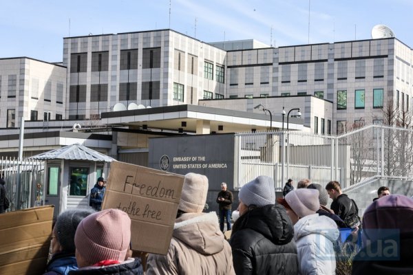 У Києві під посольством США пройшла акція родин полонених українців
У Києві під посольством США пройшла акція родин полонених українців