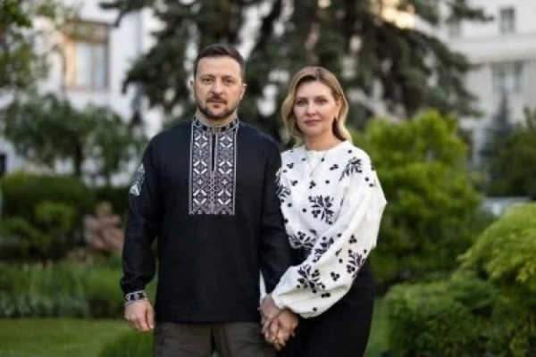 Доходы Зеленского и его семьи составили 15 миллионов гривен
Доходы Зеленского и его семьи составили 15 миллионов гривен