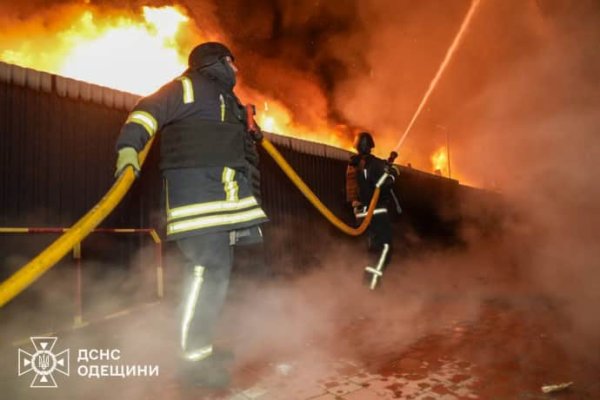 Спасатели показали последствия массированной российской атаки БпЛА в Одессу Спасатели показали последствия массированной российской атаки БпЛА в Одессу
