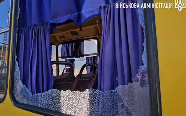 Російські військові атакували маршрутку у Херсоні, шестеро постраждалих
Російські військові атакували маршрутку у Херсоні, шестеро постраждалих