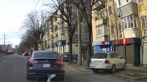 В Днепре водитель совершил наезд на военного ТЦК: он в больнице В Днепре водитель совершил наезд на военного ТЦК: он в больнице