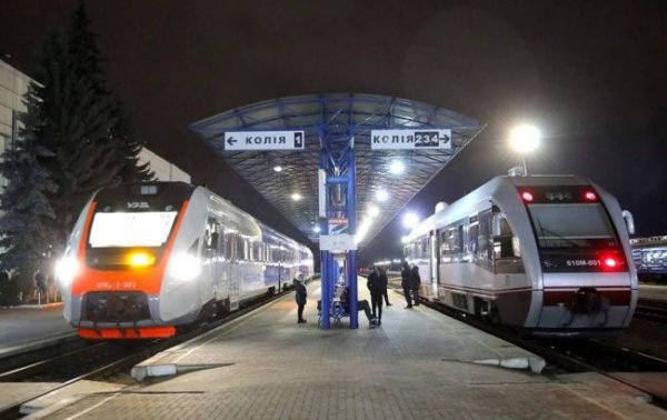 "Укрзалізниця" відновила онлайн-продажі квитків на поїзди
"Укрзалізниця" відновила онлайн-продажі квитків на поїзди
