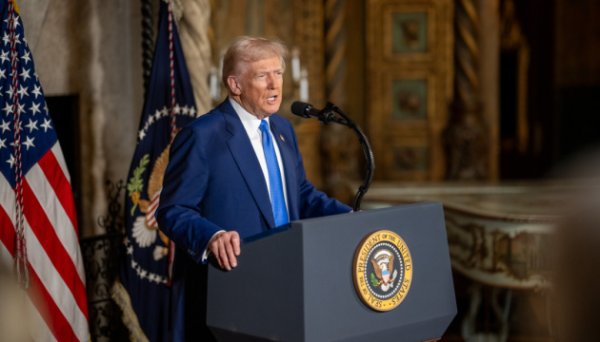 Трамп призупинив на місяць дію імпортних мит для Канади Трамп призупинив на місяць дію імпортних мит для Канади